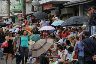 Público se protegeu da chuva, mas não abandonou desfile. (Foto: Marcor Ermínio)