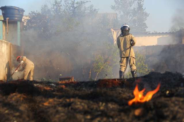 Bombeiros combatem inc&ecirc;ndio que por pouco n&atilde;o atingiu resid&ecirc;ncia e moto