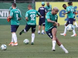 Deyverson chuta bola durante treino. Atacante deve começar o jogo como titular (Foto: Palmeiras/Divulgação)