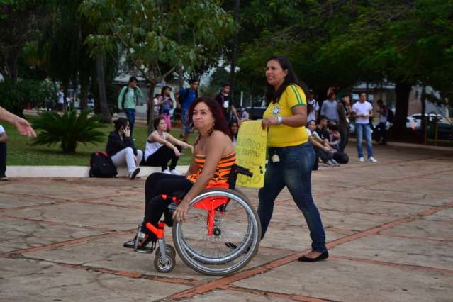 De 2 ou 4 rodas, a p&eacute; e at&eacute; de cadeira de rodas, manifestantes comparecem