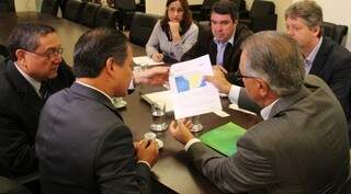 Encontro entre o governador Reinaldo Azambuja e prefeito de Antofagasta no Chile, Valentin Volta reuniu secretários de MS e do Chile. (Foto: Divulgação)