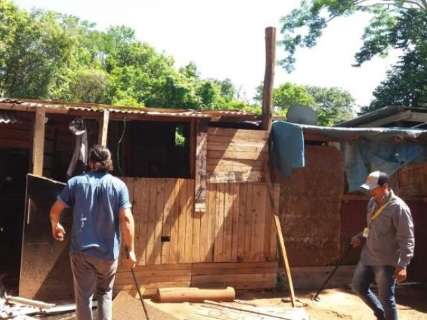 Prefeitura derrubou 13 barracos desocupados na favela do Mandela