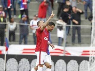 Atacante Rodolfo comemorando gol na primeira partida pelo Paraná (Foto: Felipe Rosa/Gazeta do Povo)