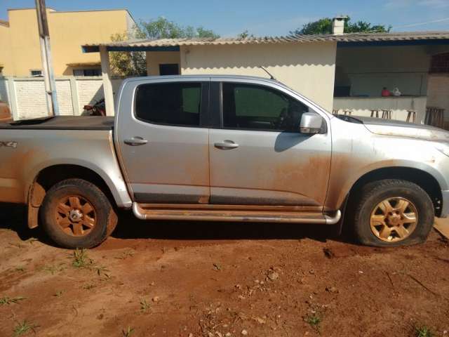 Ladr&otilde;es abandonam dois carros roubados e levam caminhonete F350