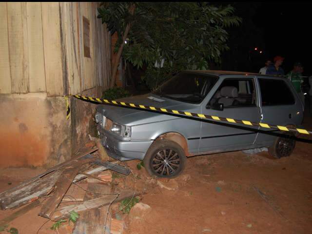  Jovem perde controle de carro e invade uma casa em Campo Grande 