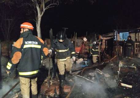 Incêndio na madrugada destrói 7 barracos em favela da Capital
