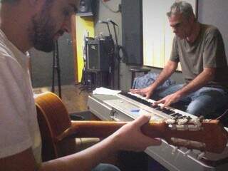 O produtor Júlio e Geraldo trabalhando no novo trabalho do cantor. (Foto: Acervo Pessoal)