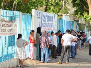 Eleitores formam fila em frente à escola para votação em Campo Grande. (Foto: Rodrigo Pazinato)