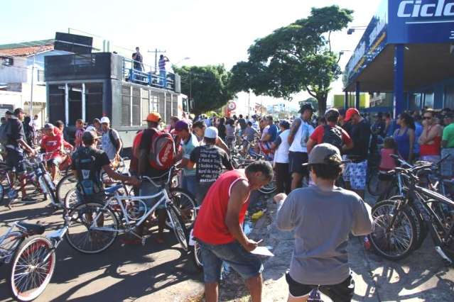 Passeio cicl&iacute;stico espera reunir 4 mil e tem at&eacute; bicicleta inspirada em Chaplin