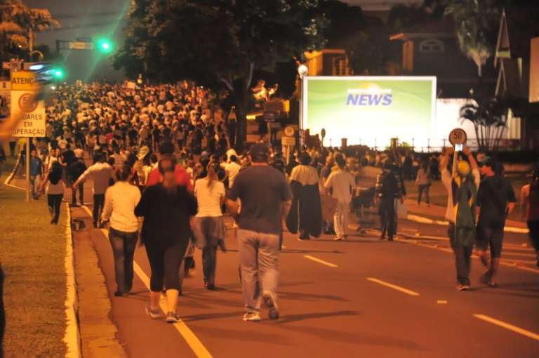 Depois de protestarem em frente à Câmara, manifestantes voltam para centro da cidade. (Foto: João Garrigó)