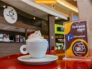 Cappuccino é servido em xícara média com adicionais de chantilly e canela (Foto: Henrique Kawaminami)