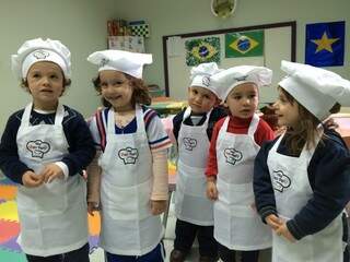 Sempre que tem comemoração, as próprias crianças participam da preparação dos alimentos (Foto: Divulgação)