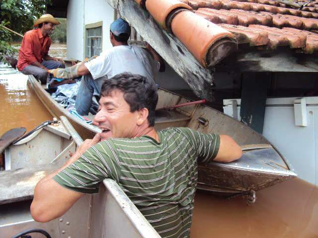 N&iacute;vel do Rio Pardo sobe quatro metros e inunda 25 ch&aacute;caras
