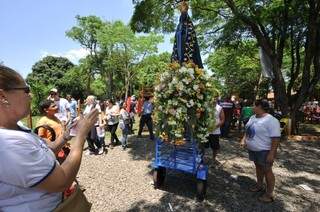Fieis enfrentaram calor para celebrar Nossa Senhora Aparecida, padroeira do Brasil. 