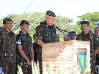 Comandante militar do oeste, general Lourival Carvalho Silva, lê o discurso escrito pelo ministro da defesa (Foto: Marina Pacheco)