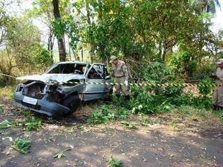 Motorista morreu após colidir contra árvore na rodovia entre Aquidauana e Camisão. (Foto: João Eric /Jornal O Pantaneiro)