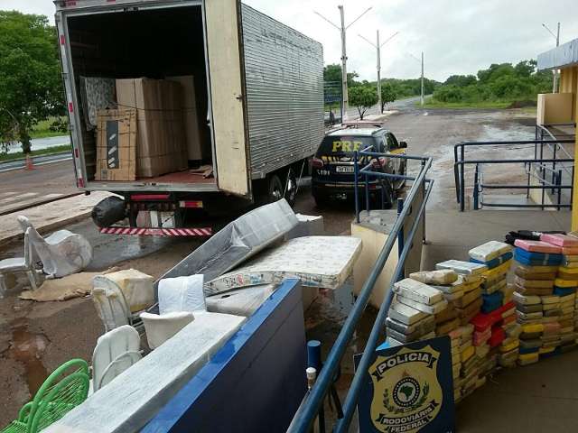 Caminh&atilde;o tinha 180 quilos de coca&iacute;na escondidos no meio de mudan&ccedil;a