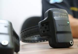 Medida alternativa à prisão, a tornozeleira permite o controle em tempo real (Foto: Alcides Neto/Arquivo)
