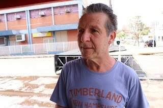 João Jamil Anache mora no bairro há 59 anos e reclama da situação de abandono da antiga rodoviária (Foto: Henrique Kawaminami)