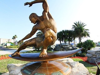 Estátua do americano Kelly Slater, considerado o Pelé do surf, é um atrativo turístico em Cocoa Beach (Foto: Reprodução)