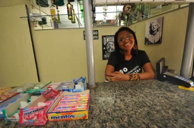 Dona de bar reduto universit&aacute;rio come&ccedil;ou vendendo almo&ccedil;o &quot;para pagar a janta&quot;