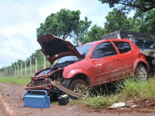 Professora perde controle de carro e bate em cerca ao passar por buracos