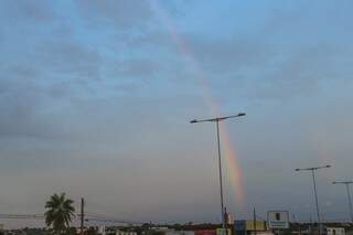Arco-íris com as cores fortes deu o ar da graça nas primeiras horas do dia, na região da TV Morena (Foto: Henrique Kawaminami)