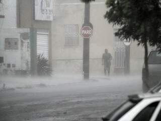 Chuva forte em rua do bairro Amambaí, na região central (Foto: Saul Schramm)