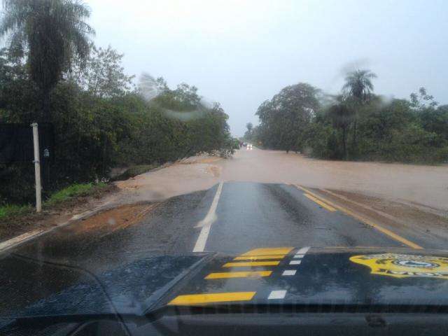Rio transborda, invade trecho da BR-262 e provoca congestionamento