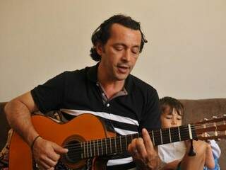 Cantor e compositor desde a infância, Nuno se dedica as canções românticas em todo seu repertório. (Foto: Alcides)