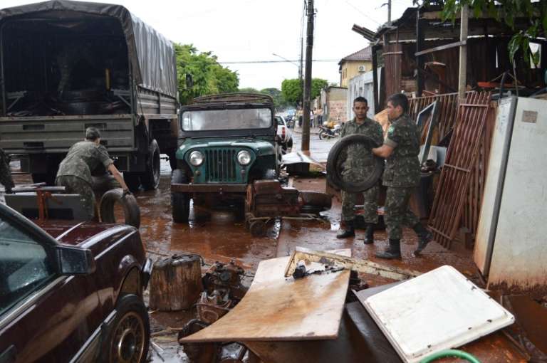 Militares do Exército ajudaram na retirada dos materiais. (Foto: Natalia Yahn)