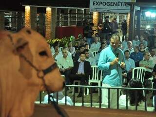 Abertura da Expogrande aconteceu nesta noite. Ao fundo, em pé na foto, o presidente da Acrissul, Francisco Maia, discursando (Foto: João Garrigó)