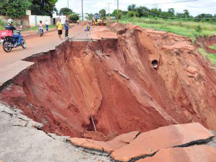  Chuva amplia cratera no bairro Nova Lima e moradores temem perder casa