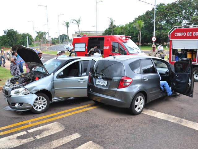 Ve&iacute;culo desrespeita sinal de pare e provoca acidente na Via Morena