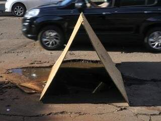 Mais próximo ao centro, ainda na Dom Aquino, um tampão foi usado como sinalização. (Foto:Alcides Neto)