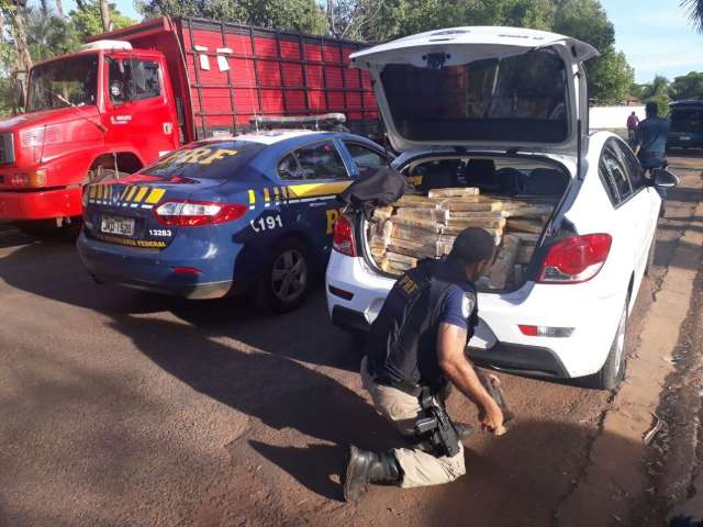 PRF apreende 670 kg de maconha depois de perseguir ve&iacute;culo por 40 km