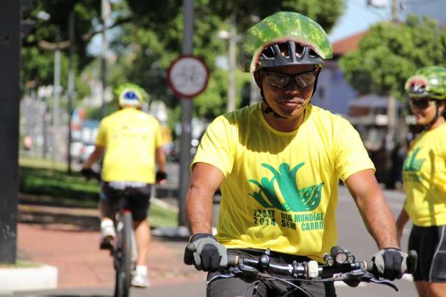 No Dia Sem Carro, ciclista p&otilde;e melancia na cabe&ccedil;a para ser visto