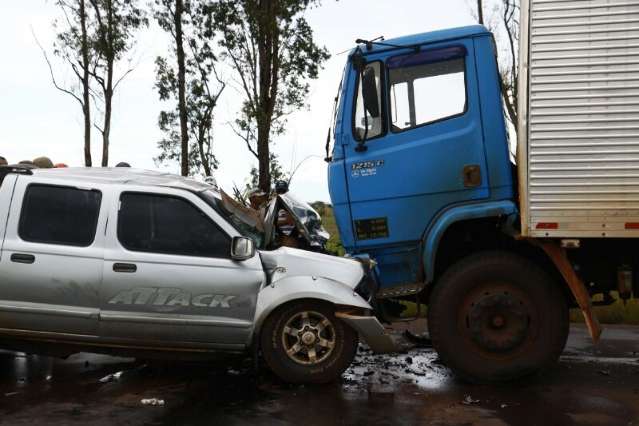 Morre mulher ferida em colis&atilde;o frontal de caminhonete e caminh&atilde;o