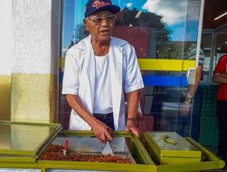 Seu Antônio que fugiu de fiscais da prefeitura por 20 anos, hoje vende quebra queixo em frente ao Supermercado Gaúcho no Coronel Antonino(Foto: Silas Souza)