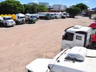 Dezenas de caminhões estão parados em frente à distribuidora aguardando a liberação da gasolina (Fotos: João Garrigó)