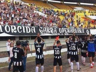 No domingo, jogadores do Operário foram agradecer o apoio da torcida na virada diante do Novoperário (Foto: Raul Rodrigues)