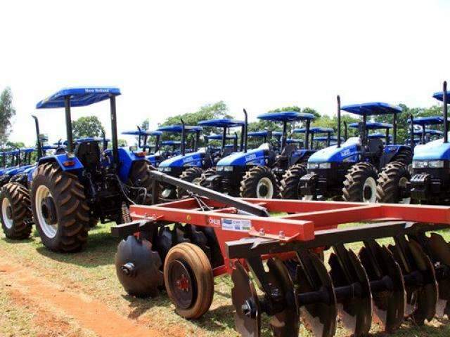 Com emenda de Moka, governador entrega 107 m&aacute;quinas agr&iacute;colas