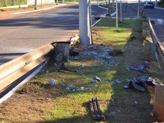 Motorista de picape perde controle e derruba poste na Ernesto Geisel 