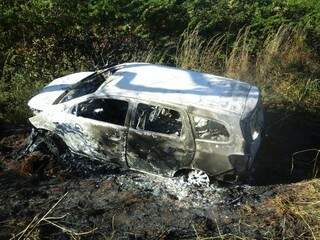 O carro foi destruído pelo fogo. (Foto: divulgação/Polícia Militar de Ribas do Rio Pardo) 