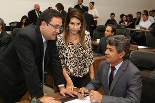 Márcio Fernandes, autor do projeto, ao lado de Antonieta Amorim e Rinaldo Modesto (Foto: Victor Chileno/ALMS)