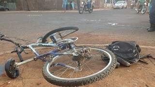 Bicicleta ficou caída no local do acidente (Foto: Adriano Fernandes)