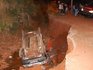 Condutor que caiu com carro em cratera desconhecia buraco histórico da região. (Foto: Simão Nogueira)