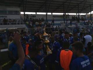 Jogadores do Aquidauanense comemoram o título e levantam o troféu (Foto: Thiago Lopes/FFMS)