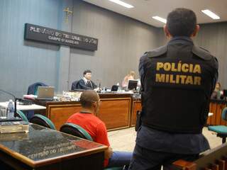 Izaelso, de vermelho, foi julgado nesta terça-feira por ter esfaqueado duas crianças e a ex-sogra.(Foto: Pedro Peralta)