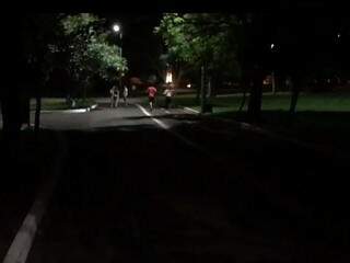 Usuários caminhando em meio a escuridão de um dos trechos da pista de caminhada do Parque. (Foto: Direto das Ruas) 